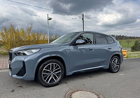 BMW iX1 xDrive30 - M-Paket, HUD, AHK, Matrix-LED