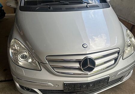 Mercedes-Benz B 200 -