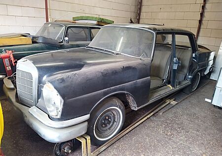 Mercedes-Benz 220 gebraucht kaufen Mercedes-Benz 220 mit sehr vielen Ersatzteilen