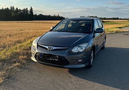 Hyundai i30 blue 1.6 CRDi 66 kW Classic Classic