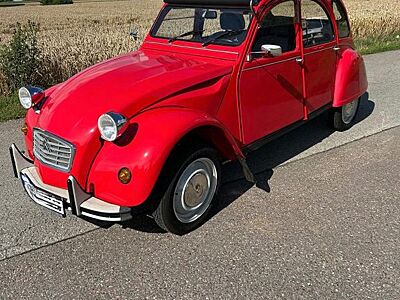 Citroën 2 CV6 Club, rot mit schwarzem Faltdach