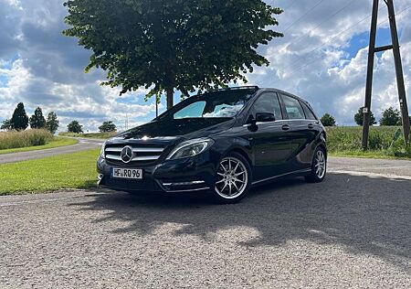 Mercedes-Benz B 200 - Schwarz Leder Panorama AHK