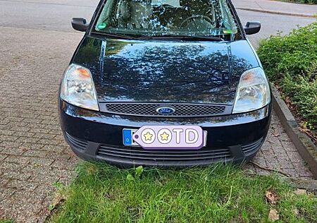 Ford Fiesta SEHR WENIG KM Top Zustand mit Checkheft