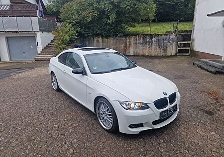 BMW 325 E92 Coupe M-Paket !! 1. Hand !!