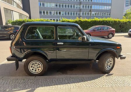 Lada Niva 1. Hand und wenig KM.