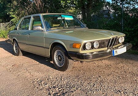 BMW 528 E12