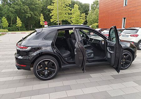 Porsche Macan - -