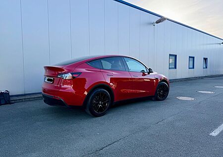 Tesla Model Y Long Range Dual Motor AWD Rot / Weiß