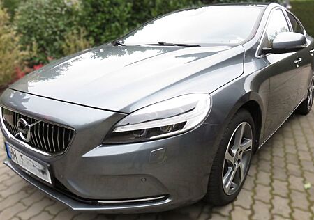 Volvo V40 T5*LED*Leder*Pano*Sound*E-Sitze*F-S-Heizung