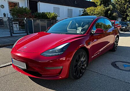 Tesla Model 3 Allradantrieb mit Dualmotor Performa...