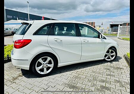 Mercedes-Benz B 200 d DCT AMG Line