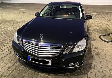 Mercedes-Benz E 200 BlueEFFICIENCY ELEGANCE ELEGANCE