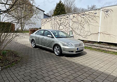 Toyota Avensis Sol 2,2-l-D-CAT Sol