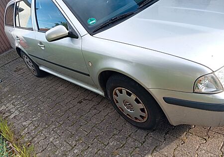 Skoda Octavia 1.6 Tour Combi Klima Parksens. Anhängerk