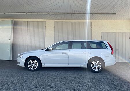 Volvo V70 D2 Linje Classic Kombi weiß