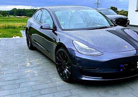 Tesla Model 3 Allradantrieb mit Dualmotor Performa...