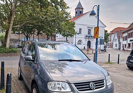 VW Touran Volkswagen 1.6 FSI Highline Highline