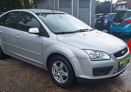 Ford Focus Lim. Ghia TOP GEPFLEGT