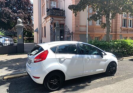 Ford Fiesta von Rentnerin abzugeben, wenig km TÜV neu