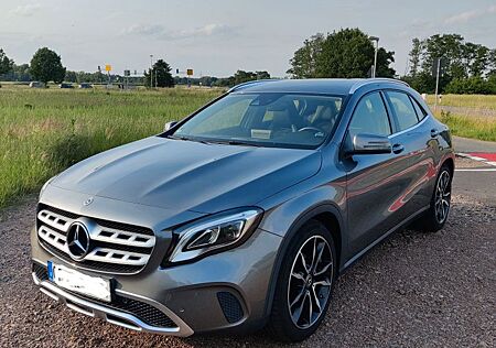 Mercedes-Benz GLA 200 GLA 200d Urban NAVI LED Rückkamera Sitzheizung