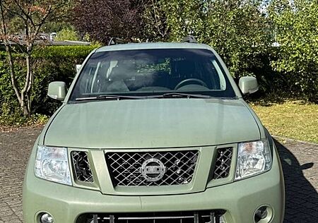 Nissan Pathfinder gebraucht kaufen Nissan Pathfinder 2.5 dCi XE STIER BUNDESWEHR
