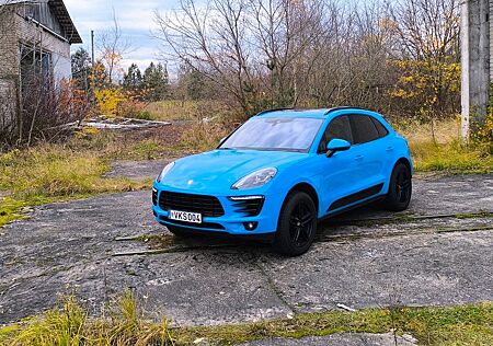 Porsche Macan - -