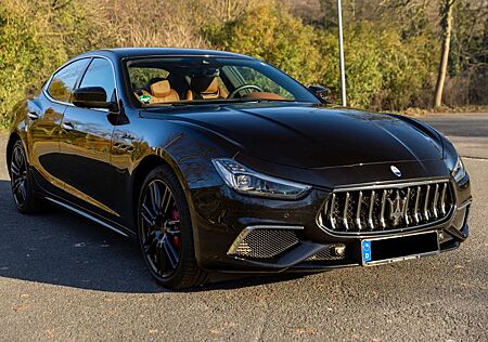 Maserati Ghibli Modena 3.0 V6 350HP High End Ausstattung