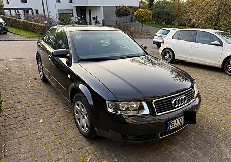 Audi A4 Limousine 1.6 Benzin - 8-fach bereift
