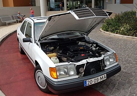 Mercedes-Benz 200 200E RHD (Petrol) - 38.030 Kms