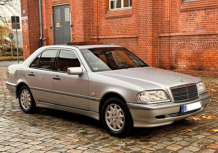 Mercedes-Benz C 200 Elegance Automatik/1-Hand/Leder/E-Dach/SHZ