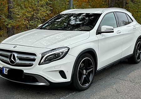 Mercedes-Benz GLA 220 CDI 4MATIC DCT 19 Zoll AMG AHK 7G Tronic