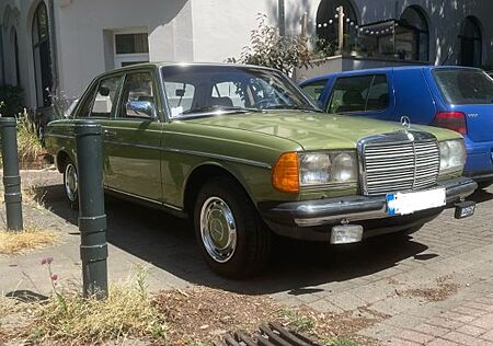 Mercedes-Benz 200 w123
