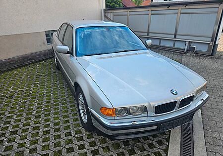 BMW 728i A -