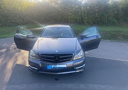 Mercedes-Benz C 180 Coupé -(AMG LINE)