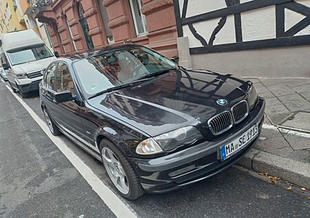 BMW 323i -