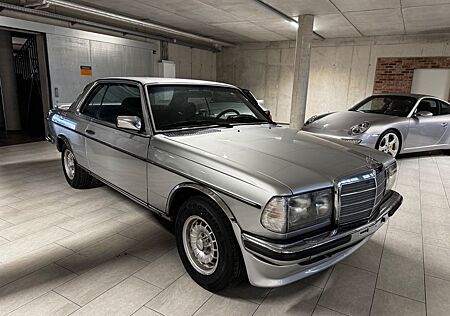 Mercedes-Benz 230 W123 Coupé
