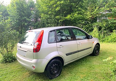 Ford Fiesta 1,4 16V Ghia Ghia TÜV bis 02/26