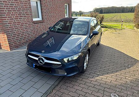 Mercedes-Benz A 250 e Hybrid Metallic Blau Metallic