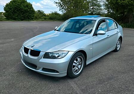 BMW 318i e90 Navi, SHZ, Schiebedach,TÜV