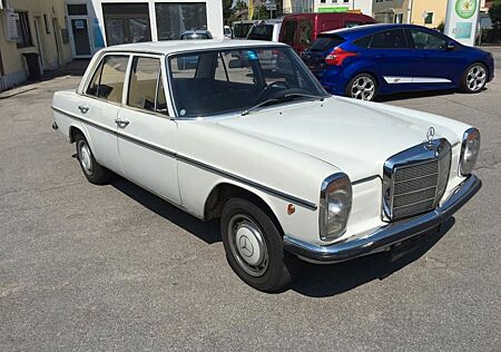 Mercedes-Benz 220 W115 / D Strich 8