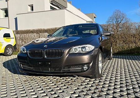 BMW 530d xDrive Touring -Head up Display -panorama