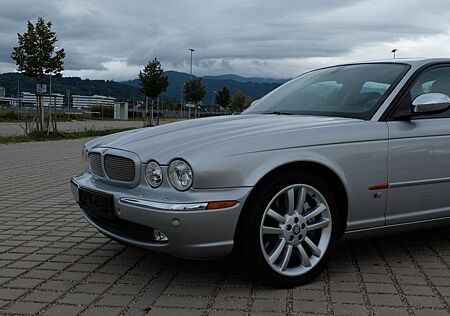 Jaguar XJR 4.2 | Historie | TÜV & Dachhimmel Neu