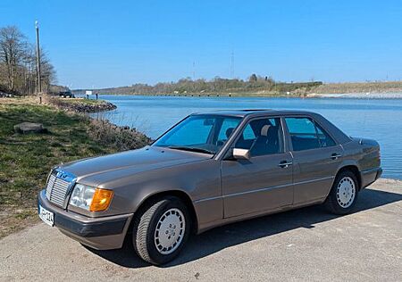 Mercedes-Benz E 260 260 E Scheckheftgepflegt, 3. Hand, guter Zustand