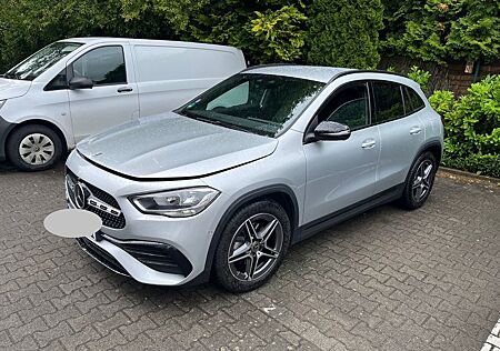 Mercedes-Benz GLA 200 4MATIC DCT -