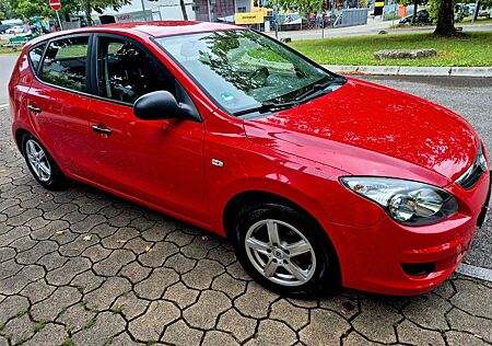 Hyundai i30 1.6 CRDi 66 kW Classic KLIMA AHK TÜV 03.2027