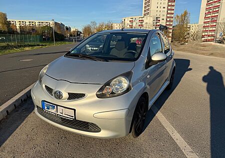 Toyota Aygo (X) Aygo 4 Türer Klima 8 Fach bereift Insp. neu