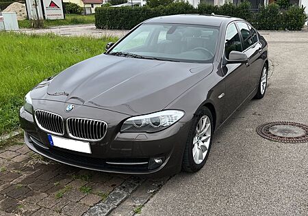 BMW 520d - Leder / AHK / Navi / Xenon
