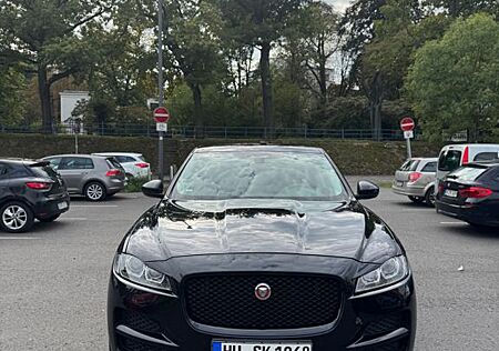 Jaguar F-Pace 20d AWD Pure Automatik Pure