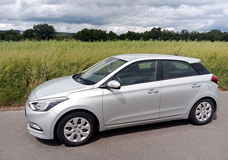 Hyundai i20 KLIMA, TÜV 03/ 2026, NAVI, KAMARA, SHZ, SCHECKHE