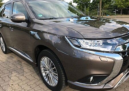 Mitsubishi Outlander 2.4 MIVEC PLUG-IN HYBRID 4WD Basis...